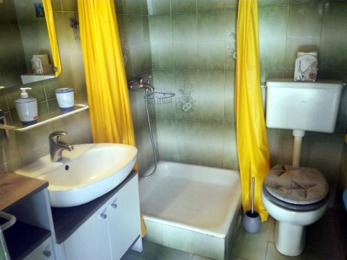 een badkamer met douche, toilet en wastafel bij Angela Apartments -Lopar in Lopar