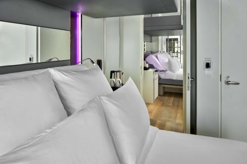 En eller flere senge i et værelse på YOTEL Singapore Orchard Road