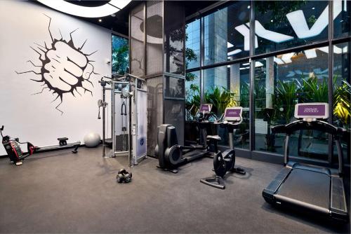 Fitness centrum a/nebo fitness zařízení v ubytování YOTEL Singapore Orchard Road