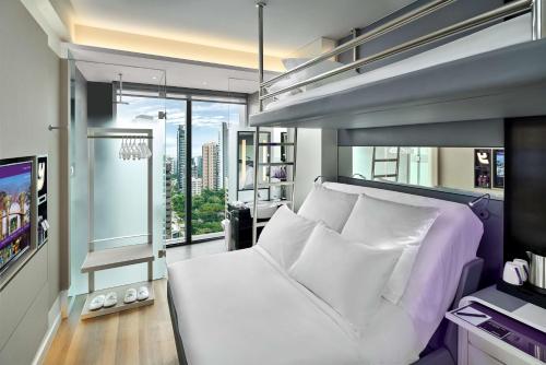 Et tv og/eller underholdning på YOTEL Singapore Orchard Road