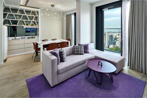 Et opholdsområde på YOTEL Singapore Orchard Road