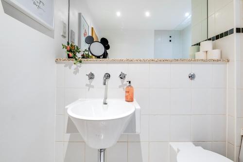 Ένα μπάνιο στο Fairytale 2 Bedroom Apartment City Centre Free Parking