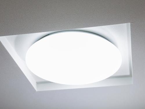 a light on the ceiling of a room at APA Hotel Shizuoka-eki Kita in Shizuoka