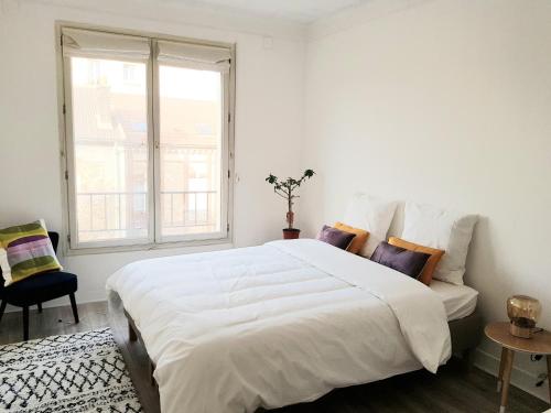 - une chambre blanche avec un grand lit et une fenêtre dans l'établissement Suite 53m2 - Appartement privé - Grand Paris, à Noisy-le-Sec