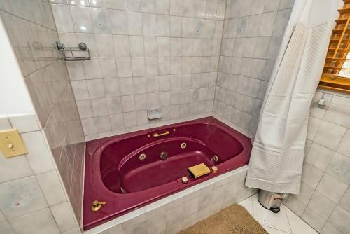 Ένα μπάνιο στο Charming Residential Home with Lots of fun