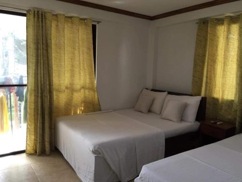 Postel nebo postele na pokoji v ubytování Double Diamond Inn Guest House