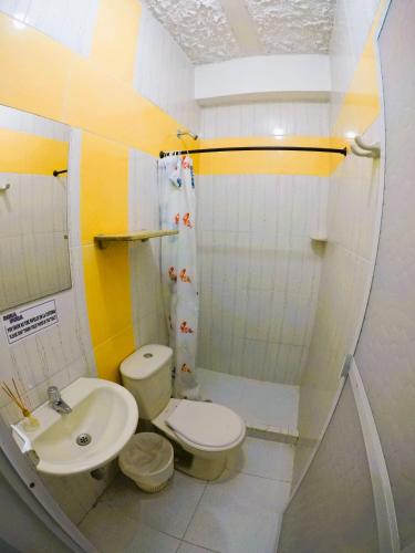 Bilik mandi di RokaDura Hotel