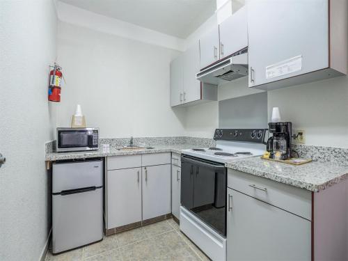 Кухня или мини-кухня в Days Inn & Suites by Wyndham Webster NASA-ClearLake-Houston
