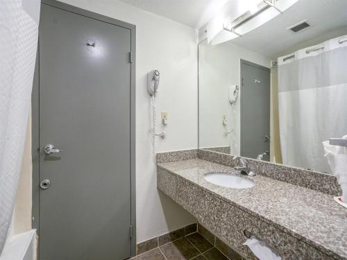 Ванная комната в Days Inn & Suites by Wyndham Webster NASA-ClearLake-Houston