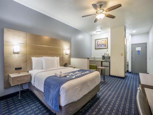 Кровать или кровати в номере Days Inn & Suites by Wyndham Webster NASA-ClearLake-Houston