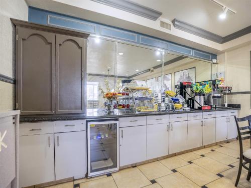 Кухня или мини-кухня в Days Inn & Suites by Wyndham Webster NASA-ClearLake-Houston
