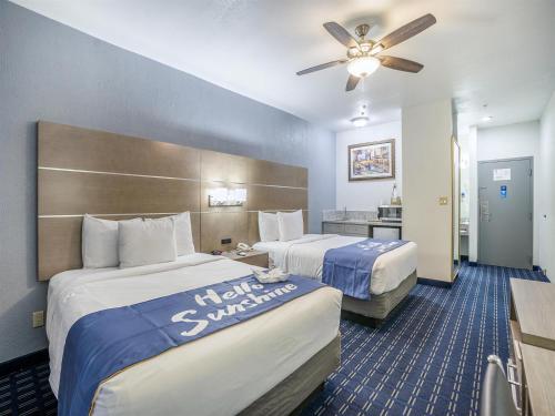 Кровать или кровати в номере Days Inn & Suites by Wyndham Webster NASA-ClearLake-Houston
