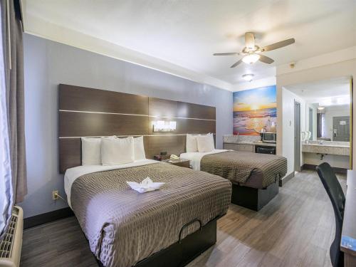 Кровать или кровати в номере Days Inn & Suites by Wyndham Webster NASA-ClearLake-Houston