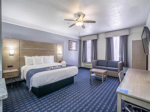Кровать или кровати в номере Days Inn & Suites by Wyndham Webster NASA-ClearLake-Houston
