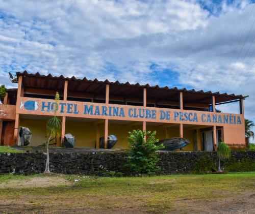 a building with a sign that reads hotel mariana guinea guide de pasta camera at Hotel Marina Clube de Pesca in Cananéia
