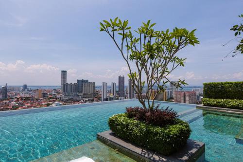 ein Pool auf einem Gebäude mit einer Stadt in der Unterkunft Beacon Executive Suites in George Town