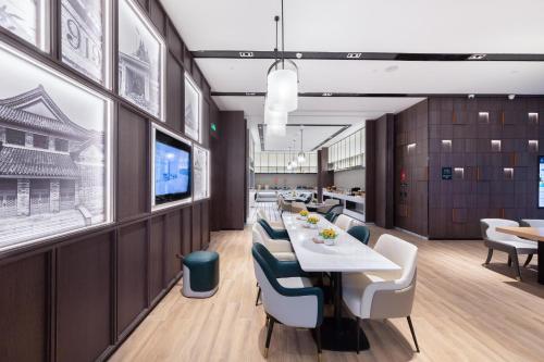Μια τηλεόραση ή/και κέντρο ψυχαγωγίας στο Atour Hotel Nanjing Xianlin Unviersity Town