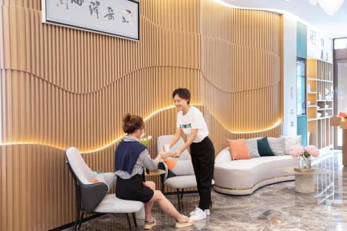 two women in a waiting room with a therapist at Atour Hotel Nanjing Drum Town Qingliang Gate in Nanjing