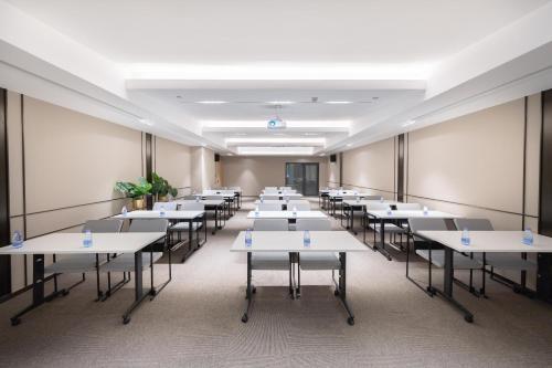 a classroom with tables and chairs in a room at Atour Hotel Yuzhong Yuci Incity in Jinzhong