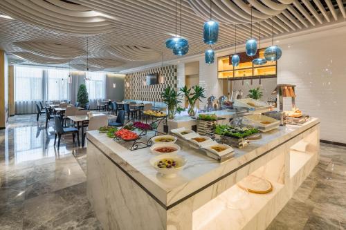 En restaurant eller et spisested på Atour Hotel Weihai Stone Island