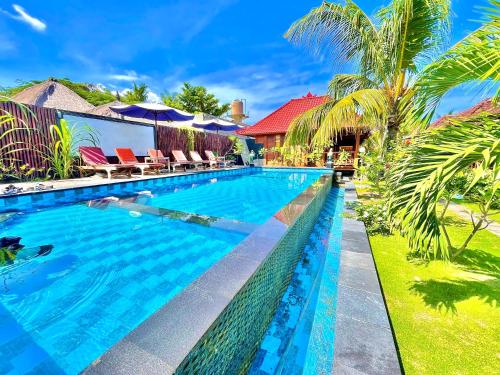 Lembongan Tropical Guesthouse tesisinde veya buraya yakın yüzme havuzu