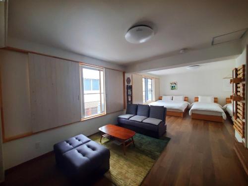 sala de estar con cama y sofá en Rooms, en Tokio