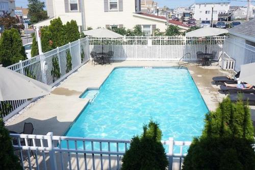 a large swimming pool in the middle of a yard at Ships Inn in Hampton