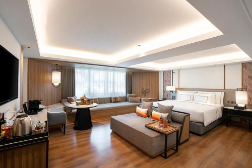 清迈清迈美利亚酒店 (Melia Chiang Mai)的一间带床和客厅的酒店房间