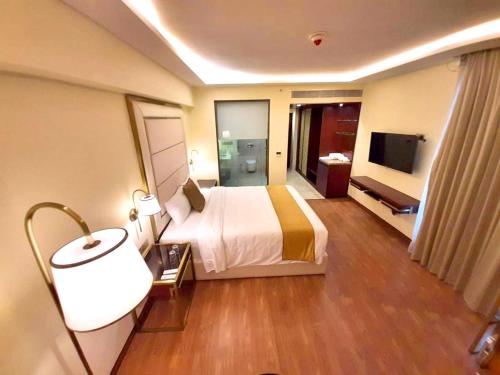 Postel nebo postele na pokoji v ubytování KAY-EM Spectra Hotel