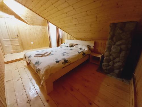 Tempat tidur dalam kamar di Cabana Belvedere Dragoslavele