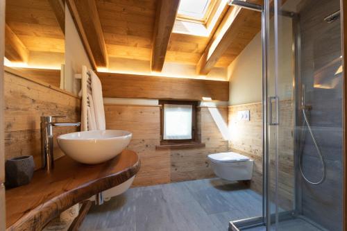 a bathroom with a sink and a toilet at La Cascata Chambres d'hôtes in La Salle