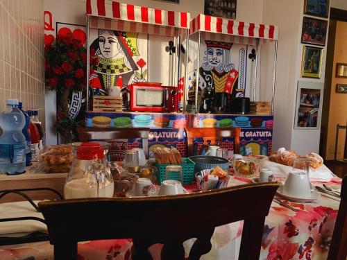 a table with food on top of it at B&BMagicHouse in Novara