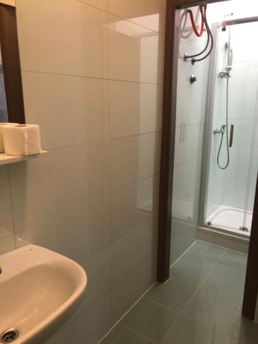 y baño con ducha y lavamanos. en Apartments Mikulić en Zadar