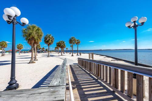 Un paseo marítimo en la playa con palmeras y luces. en Weeki Wachee House - Charming Home with Heated Pool, A Nature Lover's Paradise!, en Weeki Wachee