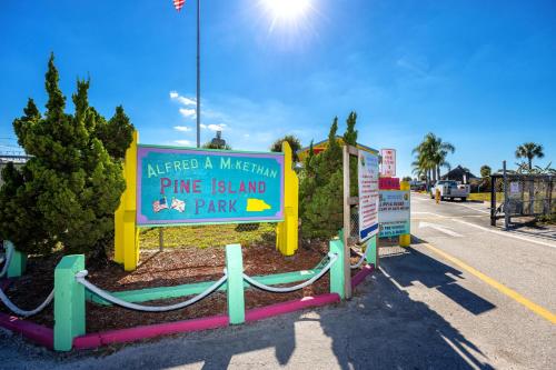 Imagen de la galería de Weeki Wachee House - Charming Home with Heated Pool, A Nature Lover's Paradise!, en Weeki Wachee