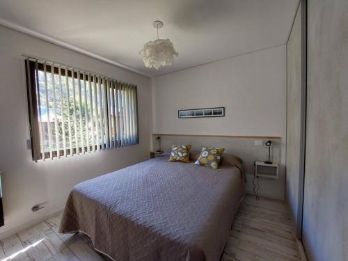 - une chambre avec un lit et une grande fenêtre dans l'établissement UMBRAL, à San Martín de los Andes