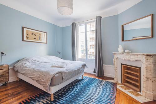 a bedroom with a bed and a fireplace at MOULINS - Maison cosy au cœur de Reims in Reims