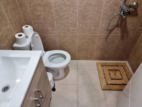 een badkamer met een toilet en een wastafel bij דירת זוּגַג מפנקת עם מרפסת משגעת ונוף למפרץ. in Eilat