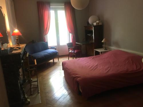 リヨンにあるBerges du Rhône/ Chambre avec balconのベッドルーム1室(ベッド1台、デスク、椅子付)