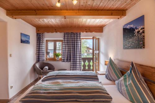 Schlafzimmer mit einem Bett und einem Fenster in der Unterkunft Haus Niklos - Wank in Grainau