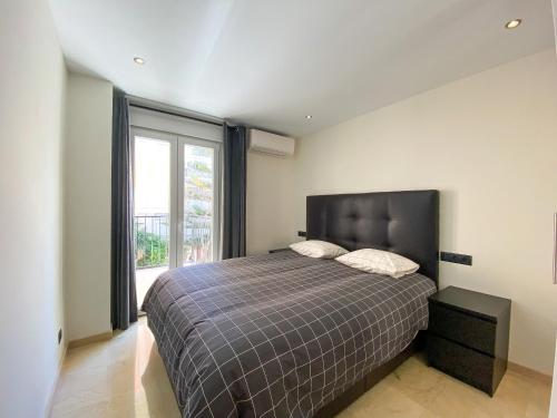 una camera con un letto e una grande finestra di El Piso - Los Boliches Full Renovated Apartment a Fuengirola