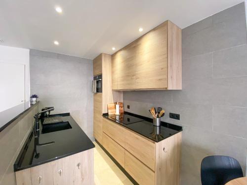 Kuchyň nebo kuchyňský kout v ubytování El Piso - Los Boliches Full Renovated Apartment