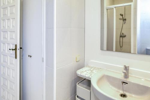 A bathroom at Villa Tordera
