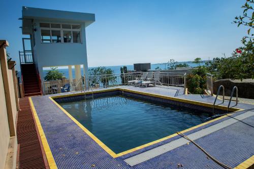 The swimming pool at or close to Cozy Private Apartments with beautiful view of Lake Victoria
