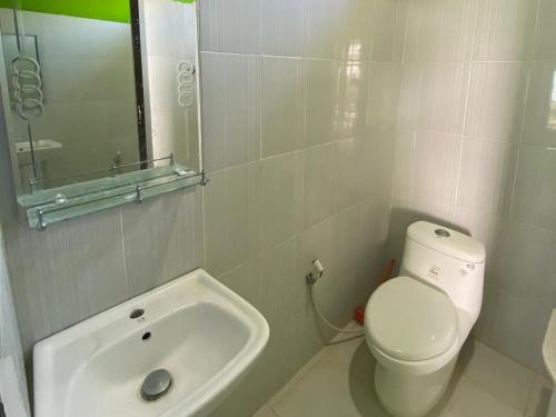 Koupelna v ubytování RedDoorz Syariah near Ujong Kareung Beach Sabang
