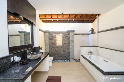 A bathroom at Bali Ayu Hotel & Villas