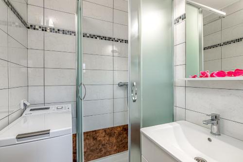 een badkamer met een douche en een wastafel bij Zea in Funtana