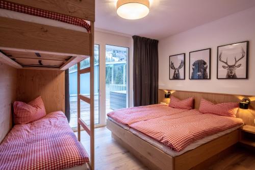 Postel nebo postele na pokoji v ubytování Das Taja Paznaun Penthouse Apartments