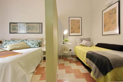 羅馬的住宿－Montesanto apartment – near the Vatican，一间卧室配有两张床和一张桌子