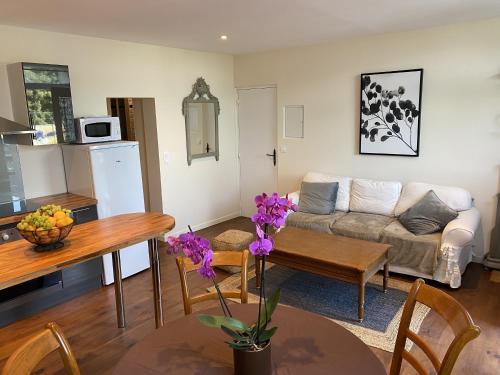 un salon avec un canapé et une table dans l'établissement autour de la rose, à Honfleur